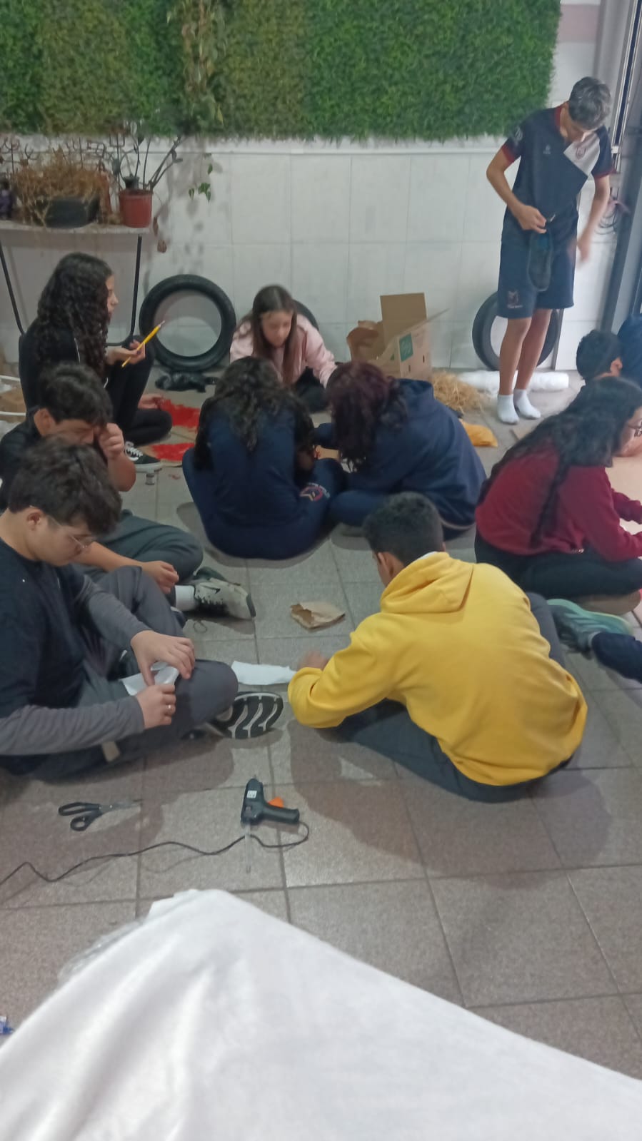 Turma sentada no chão trabalhando