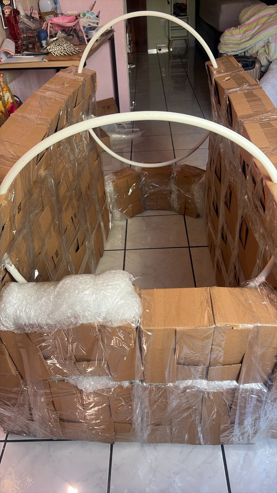 Estrutura de papelão do boi em construção